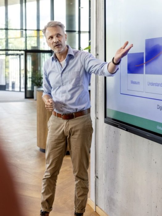 new-era-of-presenting-geschaeftsmann-haelt-einen-vortrag